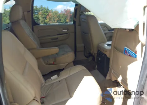 2014 Cadillac Escalade Esv Luxury z USA, uszkodzony, nr VIN 1GYS4HEF5ER189735